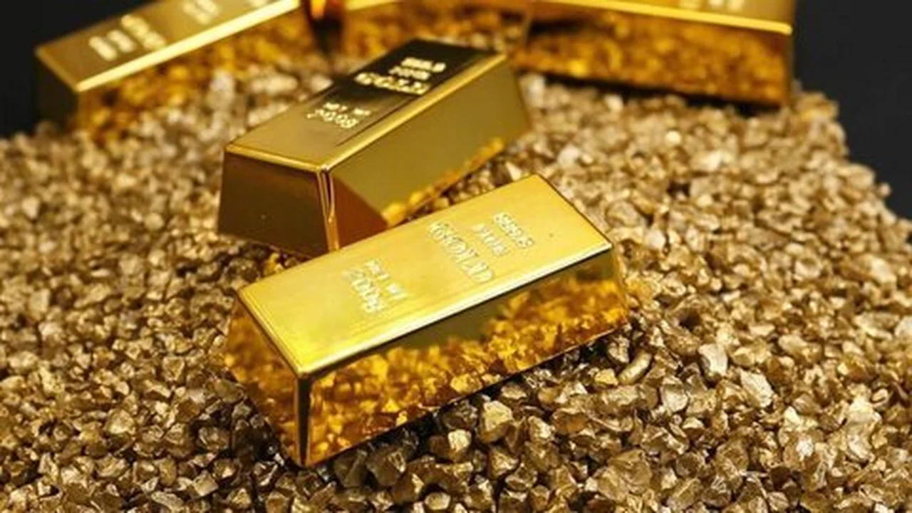 أسعار الذهب تتراجع مع استقرار الدولار وانتظار تحركات الأسواق